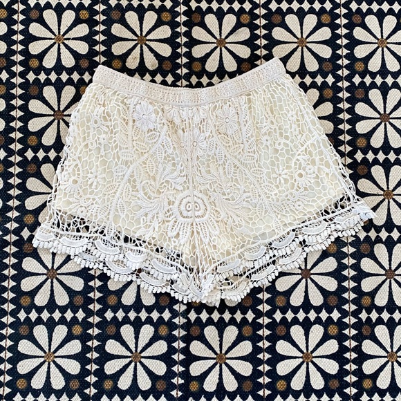 Vivid Collection Lace Off White Crochet Shorts. Excellent Condition. Lined. - Picture 9 of 9